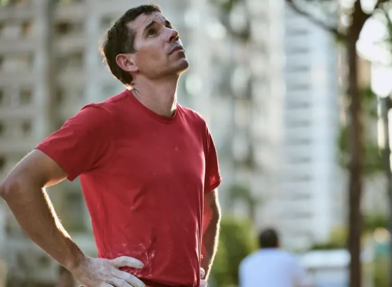 霍諾德原定攀登台北101的計畫因天候因素延期,五月天阿信也發聲強調「安全仍第一」,獲得破萬名網友力挺。(圖/Netflix提供)