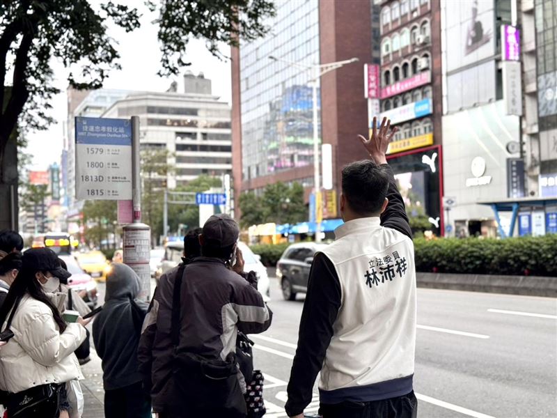 林沛祥公車站揮手稱，在轉運站被勸離「我已檢討調整」（圖／翻攝自林沛祥臉書）