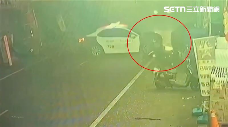 內埔鄉今（24）日凌晨0時許發生一起警匪追逐案，員警巡邏發現「認識的」鍾姓通緝犯開車經過，上前示意攔停，鍾男拒檢逃逸，逆向衝撞警車。（圖／翻攝畫面）