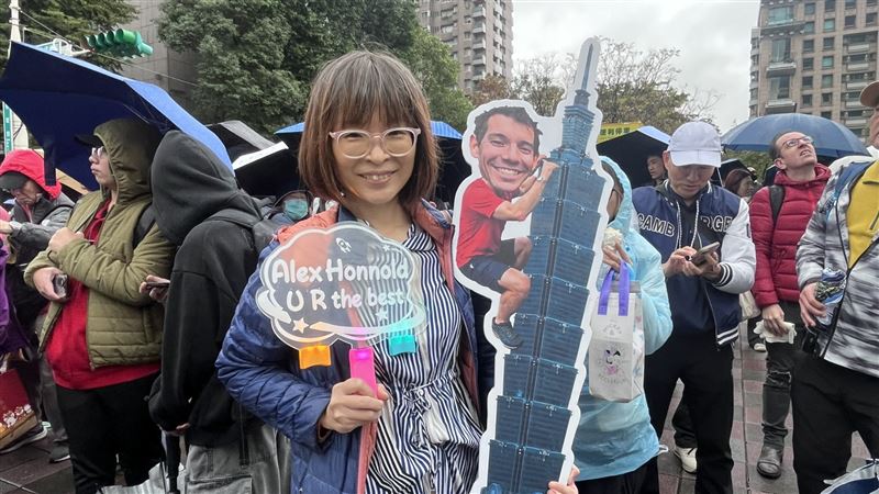 記者現場直擊,新竹鐵粉張小姐凌晨4點搭車北上守候,花一週製作應援牌,只為一睹霍諾德風采。(圖/記者賴俊佑攝影)