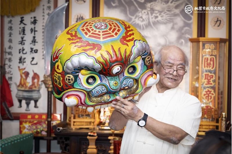 阿水師解說獅頭工藝。（圖／翻攝自藝遊桃園粉絲專頁）