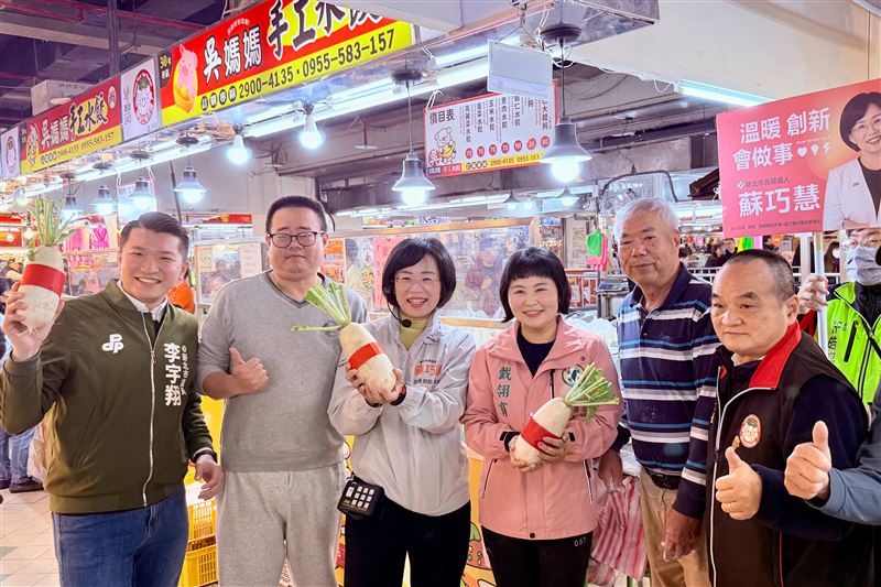 攤販熱情送上菜頭、鳳梨和鮮花，祝福蘇巧慧奪得好彩頭，贏得勝選。（圖／蘇巧慧辦公室提供）