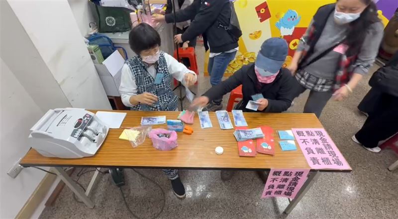 新竹市今（24日）實體發5000元消費金，工作人員一早就在現場準備。（圖／翻攝畫面）