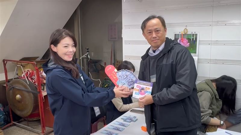 頭香領到消費金的人夫表示：「一定是交給太太」。（圖／翻攝畫面）