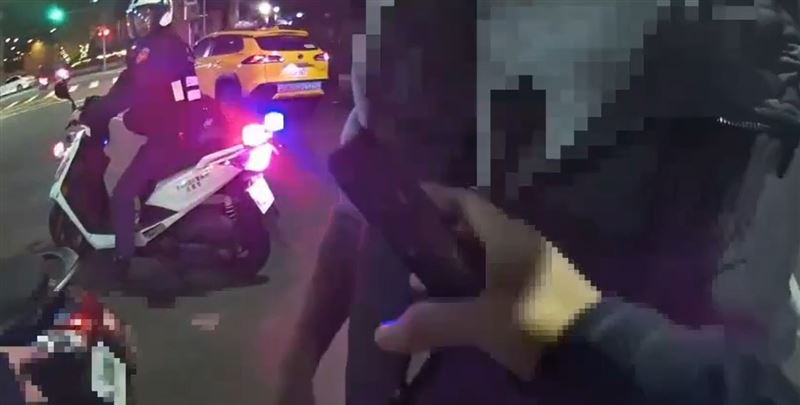 新北三重區信義西街附近，3名男子因口角發生肢體衝突。（圖／翻攝畫面）