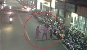 新北三重區信義西街附近，3名男子因口角發生肢體衝突。（圖／翻攝畫面）