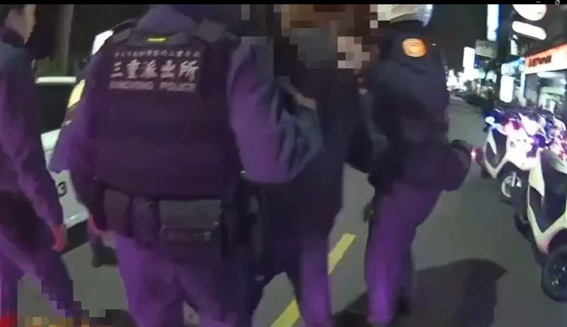 新北三重區信義西街附近，3名男子因口角發生肢體衝突。（圖／翻攝畫面）