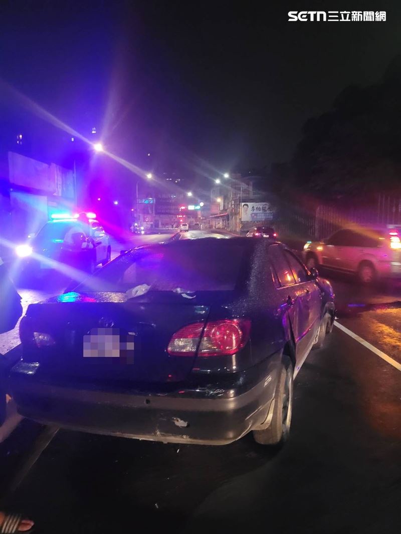 北市黃男拒檢逃逸，還意圖衝撞警員，最後自撞分隔島遭逮。（圖／翻攝畫面）