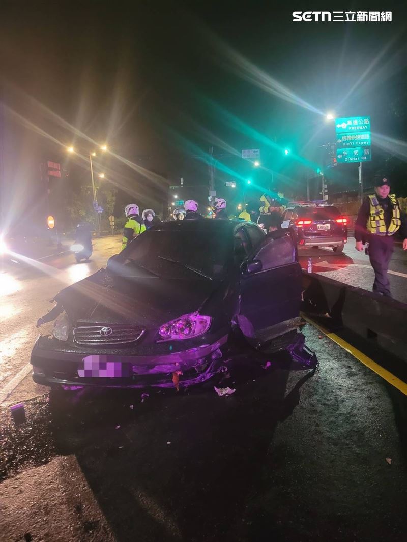 北市黃男拒檢逃逸，還意圖衝撞警員，最後自撞分隔島遭逮。（圖／翻攝畫面）