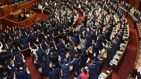 議長宣告「解散眾議院」，議員紛紛起立高呼「萬歲」。（圖／美聯社／達志影像）