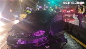 北市黃男拒檢逃逸，還意圖衝撞警員，最後自撞分隔島遭逮。（圖／翻攝畫面）