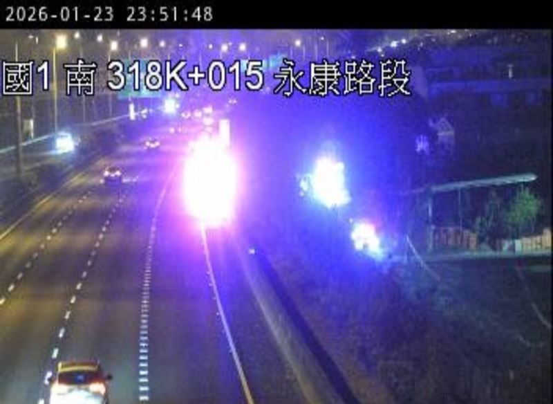 昨（23）日晚間21時27分國道1號南向318.5公里永康路段出現一輛車停放路肩。（圖／翻攝畫面）