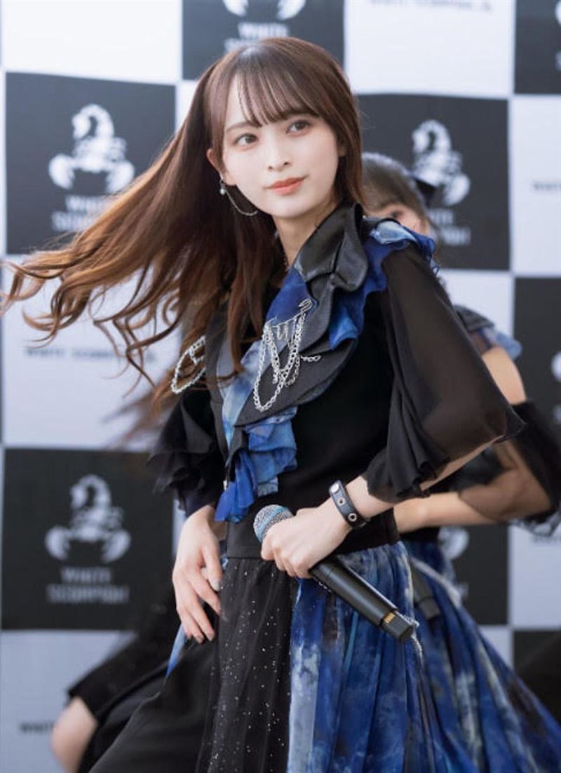 偶像女團WHITE SCORPION成員ALLY近日因為這一張舞台照爆紅。（翻攝X@ALLY_whsp_）