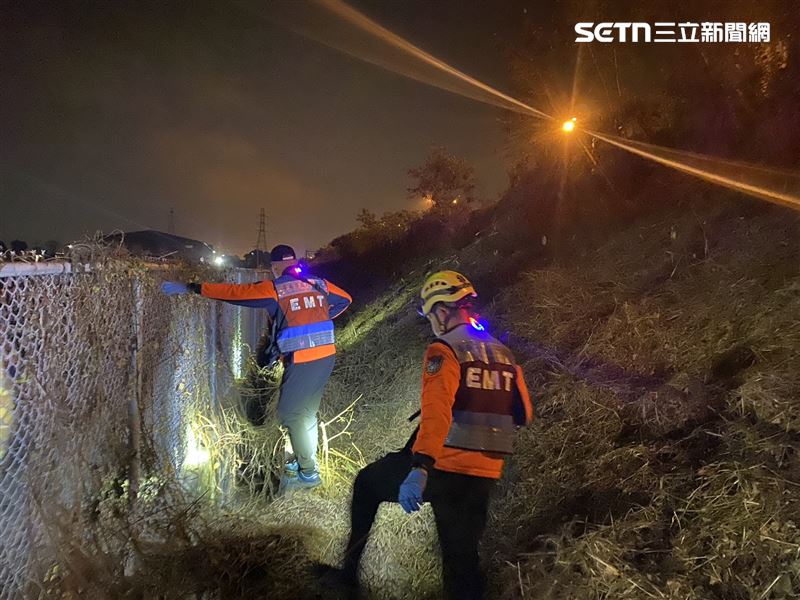 國道警方獲報到場，怎麼找就是沒看見駕駛人影，擔心意外跌落邊坡，消防到場擴大搜索邊坡。（圖／民眾提供）