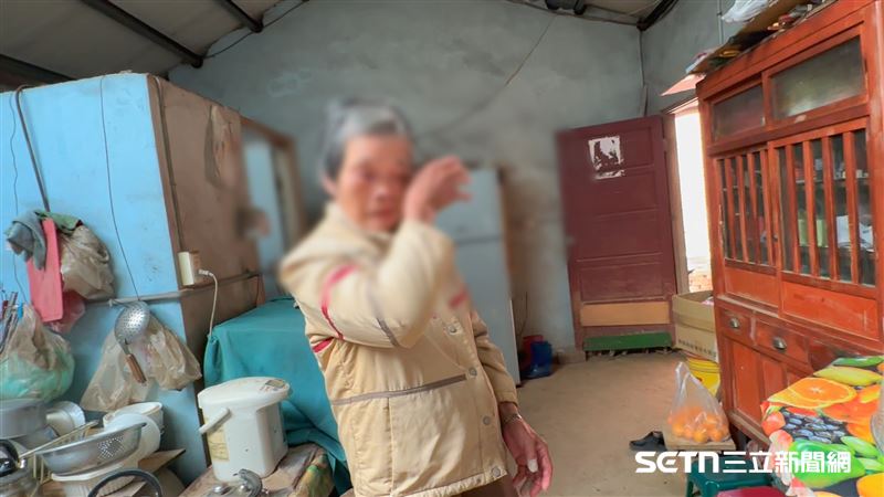 楊阿嬤說，自己至今每晚仍會睡一睡起來想到病逝的大孫女，想到她喚著自己一聲聲「阿嬤」的模樣，想著想著就很難過，獨自哭了起來。這字字句句讓人聽了非常不捨，也看見白髮人送黑髮人的至痛。（圖／記者張雅筑攝）