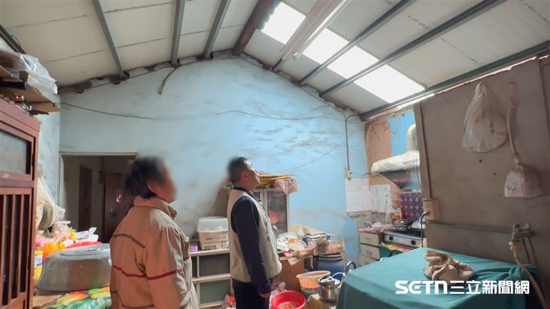 殘破不堪的土角厝，阿嬤指著屋頂說，那是颱風天被吹走的，問她怎麼不和小孫女搬到生活機能比較方便的地方呢？楊阿嬤苦笑了幾聲，接著回說：「唉呦，生活都快過不下去了，要上哪有錢去租房子，習慣就好了啦！」（圖／記者張雅筑攝）