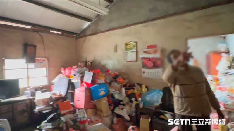 阿嬤家裡堆滿雜物，冰箱內更有許多早已過期的罐頭與食物，在外人眼中是雜亂，在阿嬤心裡卻是與孫女最後的連結。她哽咽坦言捨不得丟，是因為看著這些東西，彷彿大孫女的身影還在屋子裡，一旦清空了，就像孩子真的徹底從生命中消失。（圖／記者張雅筑攝）