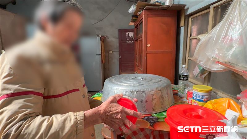 阿嬤中午就泡一碗米麩果腹，問這樣哪會飽、根本不夠營養，她笑回：「歹命人，不飽也要飽，自己一個人在家，簡單吃就好。」（圖／記者張雅筑攝）