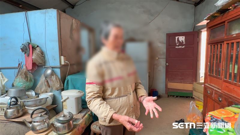 楊阿嬤說，自己從不怨嘆命運多歹命，因為遇到了就要面對，加上兩孫女小小年紀就沒有父母在身邊，甚至從爸媽離婚後就沒再看過媽媽，「孫是咱自己的啊，如果連我都不顧她們，她們要怎麼辦？總不能放著兩個小孩四處流浪啊！」（圖／記者張雅筑攝）