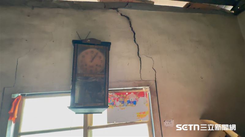 楊阿嬤說，這道深深的裂痕是921大地震時留下的，她哽咽地繼續說，自己會對921那麼深刻，是因為在那前幾日自己剛喪夫，接著兒子帶回兩孫女給她照顧，地震當晚，隻身在天搖地動中，懷裡抱一個、手裡牽一個，拚命帶著兩名幼孫逃出，想起來仍心有餘悸，「那時候真的很怕房子倒塌...」（圖／記者張雅筑攝）