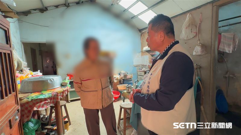 陳永聰先生不僅自掏腰包親送紅包慰問、關心阿嬤，看到阿嬤上廁所還得走到屋外，擔心她祖孫倆的安全還有萬一天氣更寒冷、下雨時會有跌倒等風險，當場向阿嬤提說，要替她在屋內改建間廁所，阿嬤當場揮揮手婉拒，接著說：「免啦，不要浪費錢！」（圖／記者張雅筑攝）