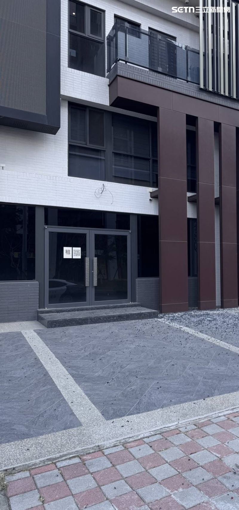 停放在1樓的兩輛汽車也遭殃，擋風玻璃被擊出明顯凹痕與裂痕。(圖/翻攝畫面)