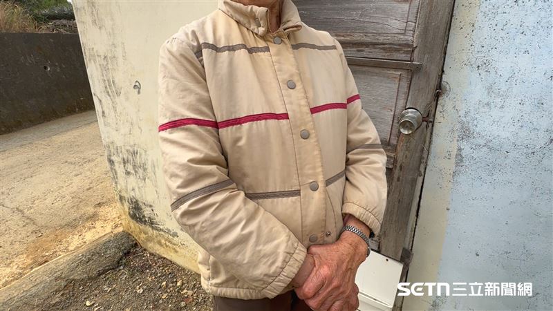泛黃又褪色的外套，明顯可以看得出來已經穿了好幾年，陳永聰先生擔心天氣越來越冷，阿嬤又住在山區，當場詢問她穿衣尺寸，想買件保暖點的羽絨外套送她，阿嬤再次婉拒：「免！免啦，這還能穿，也會暖，能繼續穿就好，別多花錢。」這份捨不得讓別人破費的知足，正是阿嬤最讓人心疼的善良，即便自己擁有的極少，卻始終不願多拿、不願添麻煩。（圖／記者張雅筑攝）