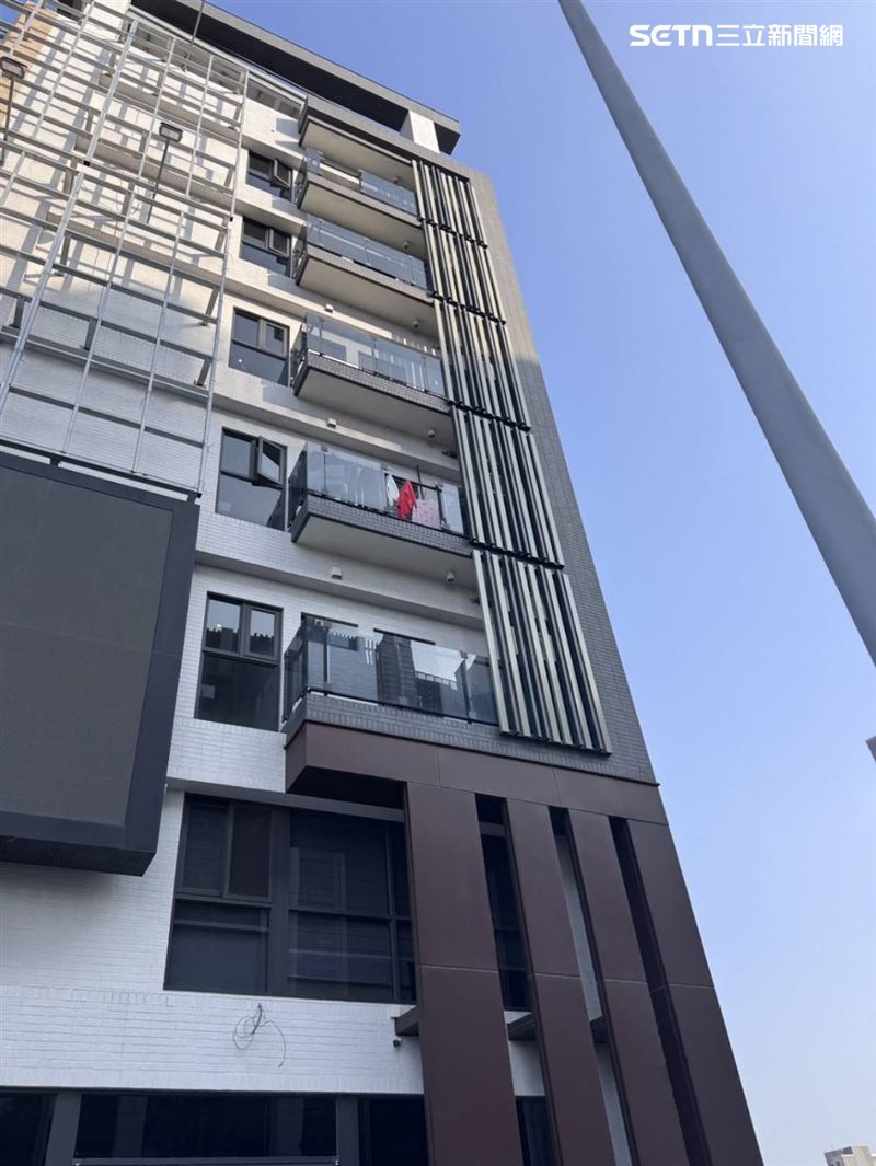 台中西屯區水湳經貿園區的大樓，遭鋼珠射擊「玻璃全碎」，引起居民恐慌。(圖/翻攝畫面)