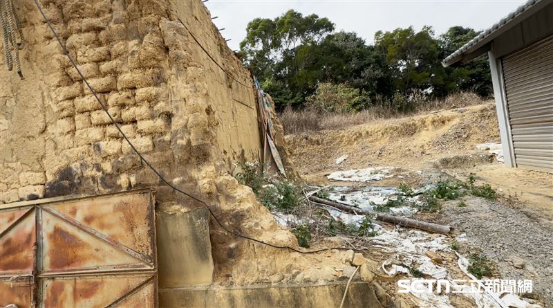 楊阿嬤住了50多年的土角厝，經不起歲月洗禮，部分建物早已崩塌毀損。牆上921地震留下的裂痕清晰可見，屋內環境破舊殘敗，甚至有老鼠竄出，但在阿嬤心中，這間「歹所在」雖然殘破，卻是她獨力拉拔孫女長大、守護了一輩子的家，堅韌中帶著令人鼻酸的無奈。（圖／記者張雅筑攝）