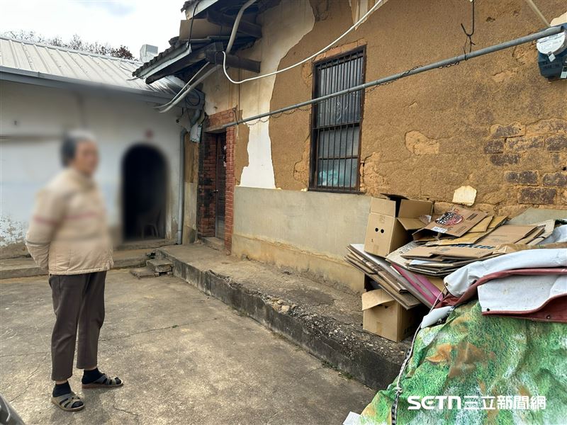 楊阿嬤的這一生真的非常艱苦，從中年喪夫、晚年喪孫，到和小孫女相依為命，在破舊的土角厝裡對抗地震與風雨，命運的考驗接踵而來。但即便生活磨平了她的身軀，卻沒磨掉她的善良，她用補丁的舊衣與淡然的微笑，把苦日子過成了一種堅強，這份不向命運低頭的韌性，讓看過的人無不紅了眼眶。（圖／記者張雅筑攝）