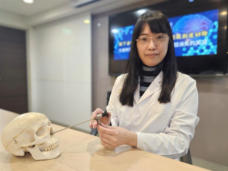 陳淑美醫師說明，經鼻內視鏡顱底微創手術，可避免傳統開顱帶來的風險。（圖／北醫附醫提供）