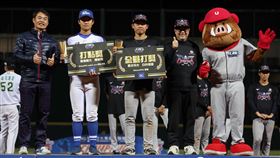 大專棒球聯賽落幕　全壘打、打點獎得主出爐114年大專棒球聯賽（公開一級）賽程23日晚間在三重棒球場圓滿落幕，賽後頒獎表揚優秀球員，其中台北市大球員白井雄登（前左3）榮獲全壘打獎、台灣體大陳柏儒（前左2）獲頒打點獎。中央社記者趙世勳攝　115年1月23日