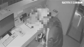 北市詹男潛入診所搜刮22萬元財物，警方前往基隆旅館逮人。（圖／翻攝畫面）