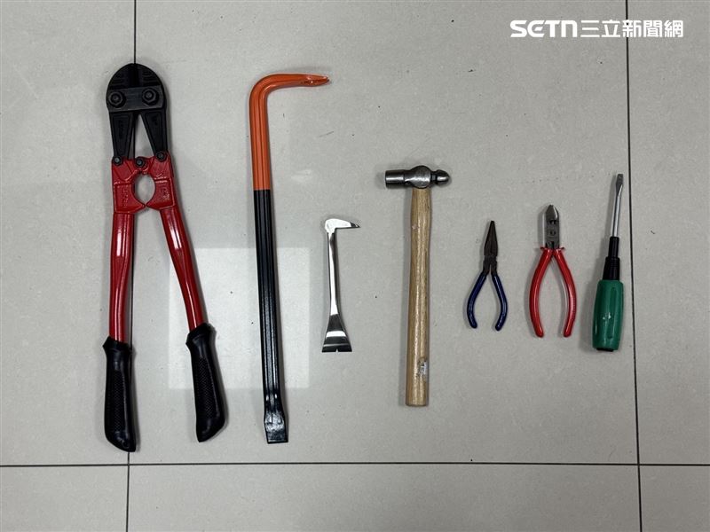 北市詹男潛入診所搜刮22萬元財物，警方在旅館搜出犯案工具一批。（圖／翻攝畫面）