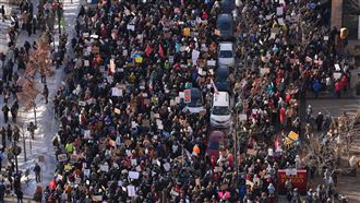 不畏嚴寒明州5萬人走上街　怒吼ICE快滾！