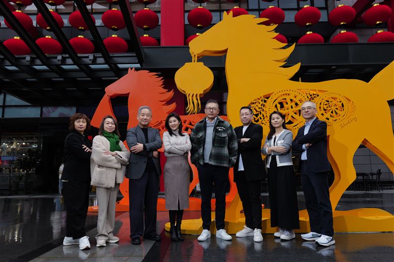 新光三越副董事長吳昕陽（右4）、執行副總吳昕昌（右3）與團隊合影(圖／新光三越提供）