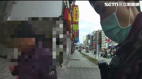 北市郭男在超商竊取1瓶櫻桃可樂，還在店外直接喝完滅證。（圖／翻攝畫面）