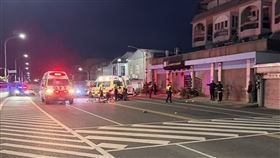 台東市今天（24日）清晨6時許發生一起嚴重車禍，一名陳姓國中生無照騎機車行經市仁義北路時，撞飛兩名晨運婦人，其中一人一度命危，少年肇事逃離現場，不久後卻佯裝成路人回現場查看，當場被民眾識破揪出。（圖／翻攝畫面）