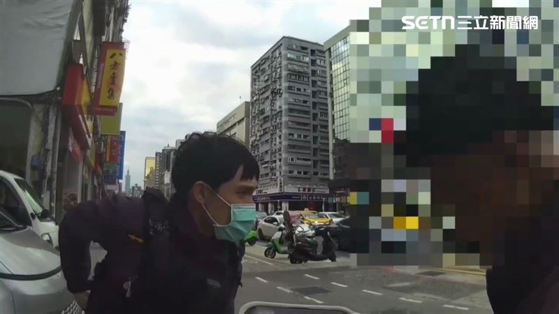 北市郭男在超商竊取1瓶櫻桃可樂，還在店外直接喝完滅證。（圖／翻攝畫面）