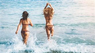 海灘活春宮！遊客激戰當地婦…扯衣褲遮羞