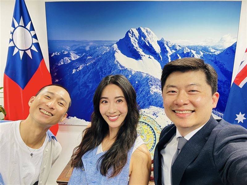 浩子與隋棠拜訪駐雪梨台北經濟文化辦事處，吳正偉處長熱情迎接。（圖／三立提供）