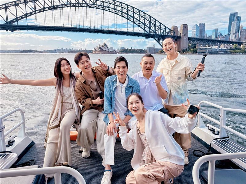 《請世界吃桌》由隋棠、藍正龍、浩子、陳隨意及千千擔任主持。（圖／三立提供）