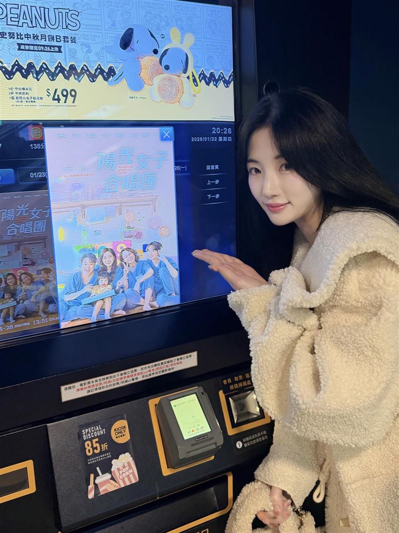 Mingo近日自己買票去看熱門國片《陽光女子合唱團》。（圖／翻攝自IG @_min_go）