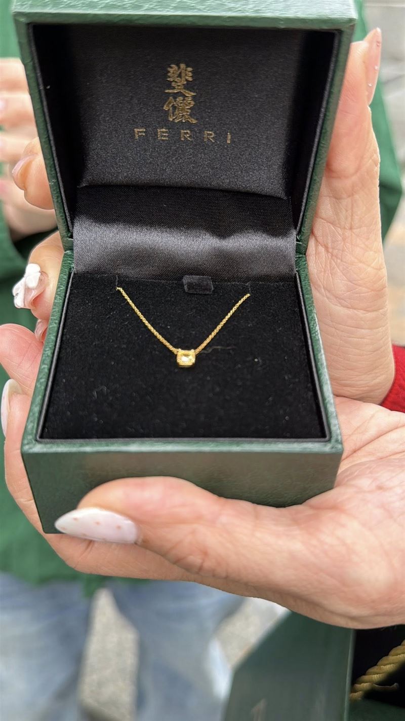 郁方送給Lulu一條黃鑽項鍊。（圖／翻攝自臉書）