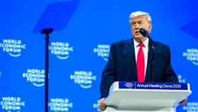 川普於論壇上表態稱，在格陵蘭問題上不會動用軍事手段，讓歐洲國家暫時鬆了一口氣。（圖／翻攝自白宮）