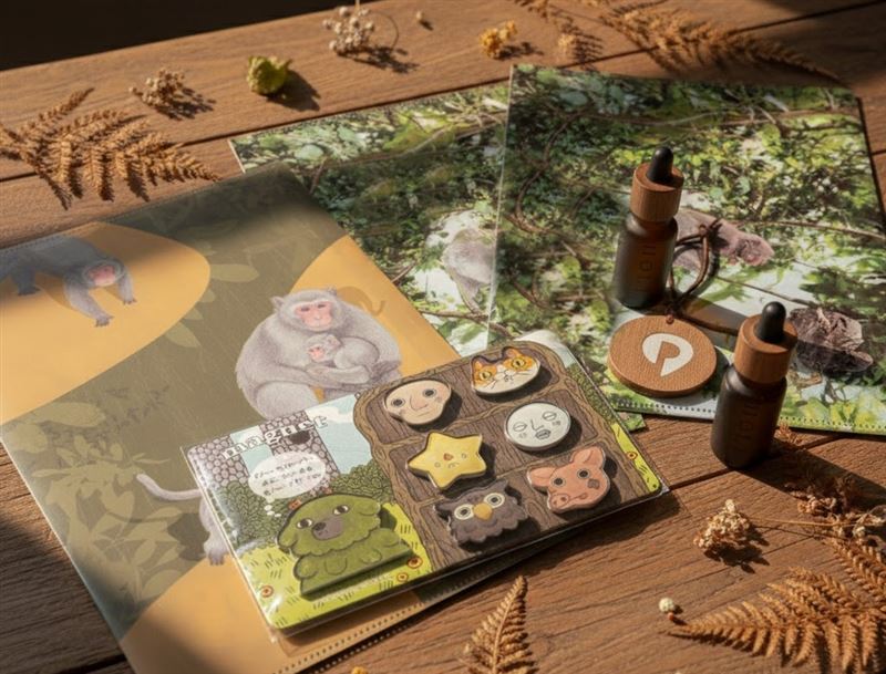 凡完成「山林闖關任務」即可獲得限量的精美生態好禮，包含「台灣獼猴共存推廣協會」資料夾、「異想之森」造型磁鐵組及森林氣味精油等，數量有限，送完為止。（圖／高雄市青年局提供）