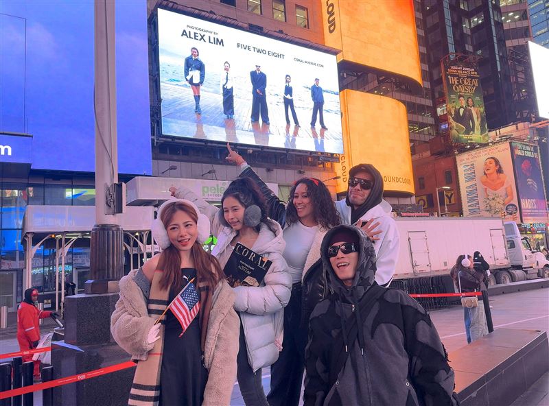 曾是偶像團體「老鷹四少」成員之一的陳彥允（NIKA）加入療癒系音樂團體 FIVE TWO EIGHT五二八，左起Mia,劉玳妍,KAINA,NIKA ,阿卡莎納。（圖／阿卡莎納團隊 提供）