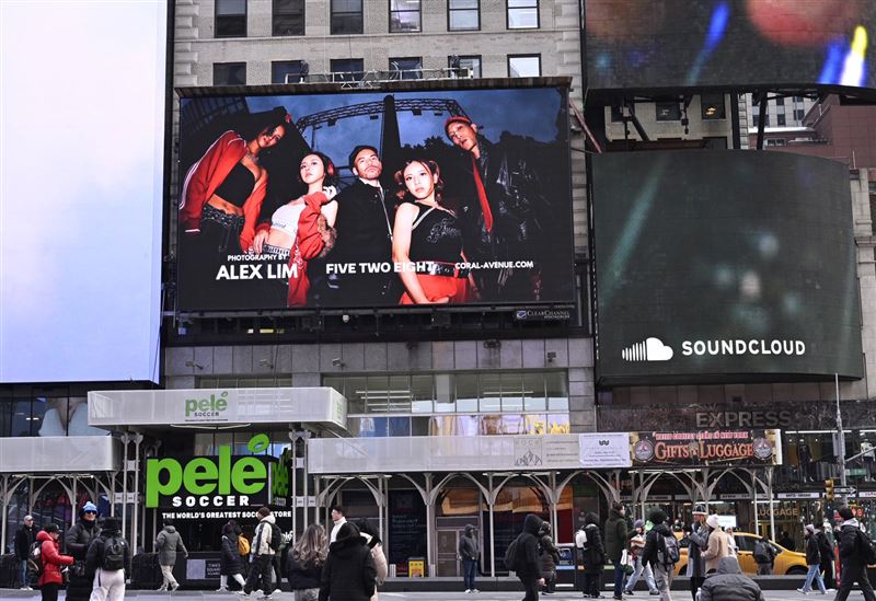 FIVE TWO EIGHT 五二八）正式登上紐約時代廣場，連續1週在全球最具指標性的國際地標曝光音樂作品與 MV。（圖／阿卡莎納團隊 提供）