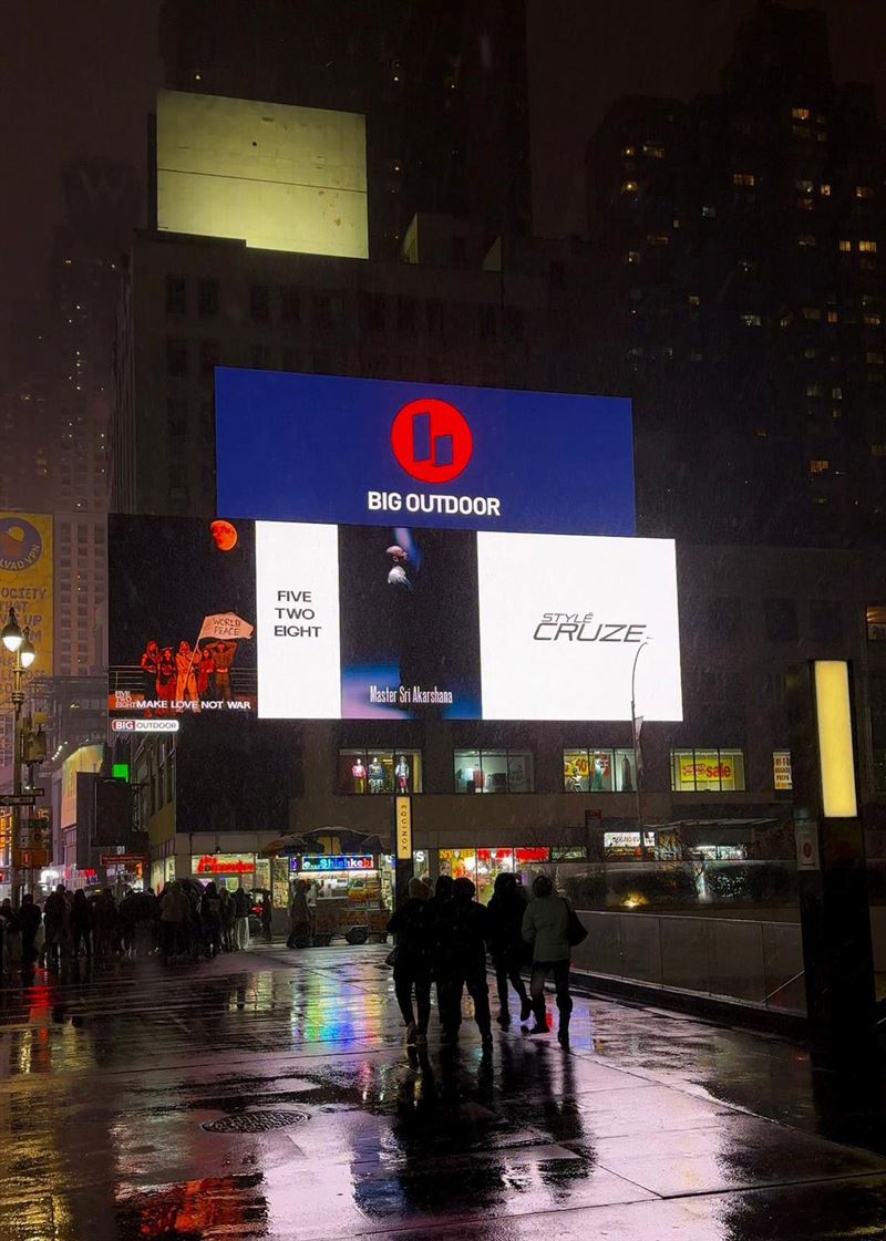 FIVE TWO EIGHT 五二八）正式登上紐約時代廣場，連續1週在全球最具指標性的國際地標曝光音樂作品與 MV。（圖／阿卡莎納團隊 提供）