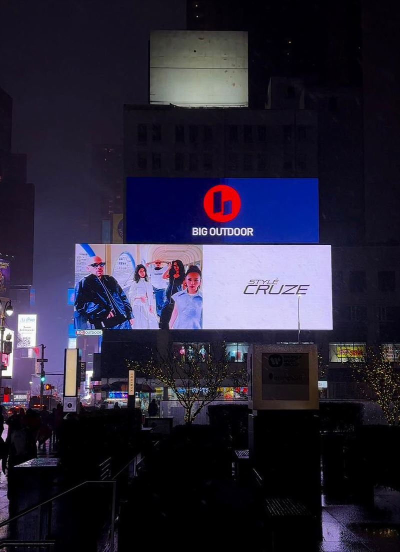 FIVE TWO EIGHT 五二八）正式登上紐約時代廣場，連續1週在全球最具指標性的國際地標曝光音樂作品與 MV。（圖／阿卡莎納團隊 提供）